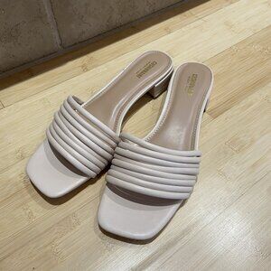 Like New Cushionaire Women’s Nino Strappy Block Heeled Sandals